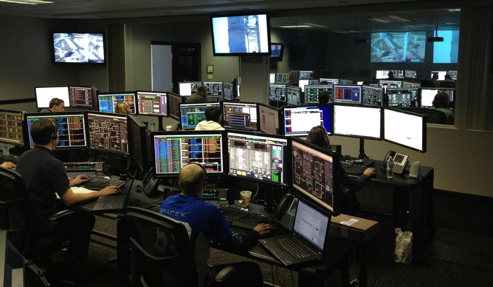 Centro de operaciones con estaciones de monitoreo de infraestructura